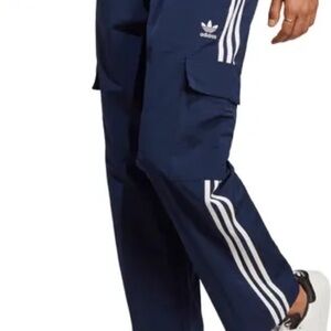 NWT Men's Adidas ADICOLOR CLASSICS 3-STRIPES CARGO PANTS Size Medium FIFA 2026